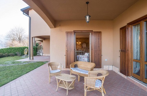 Civenna Apartment | GuestHost - Charming 80 sqm apartment with independent entrance in a large residence surrounded by greenery (steps to access the structure). The accommodation is located on the ground floor of a villa and can host up to 4 people. It offers an enchanting