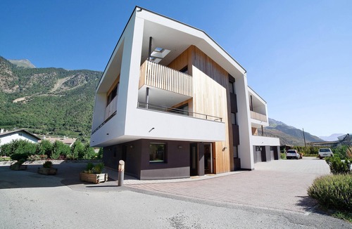 Castelbello-Ciardes Apartment | Holiday Apartment "Waalhof Ferienwohnung Golden" with Mountain View, Shared Garden and Wi-Fi