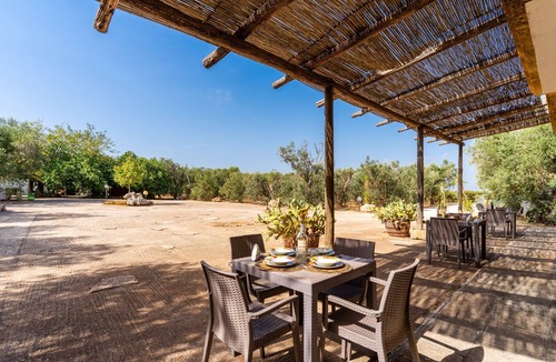 Ugento Apartment | Holiday Apartment "Domus Mea Salento Arazzo Blu" with Shared Pool & Wi-Fi