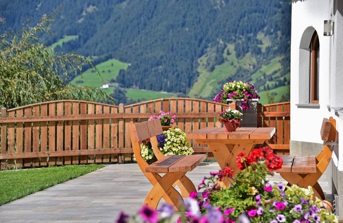 Racines Apartment | Holiday Apartment "Joselehof Enzian" with Mountain View, Wi-Fi & Garden
