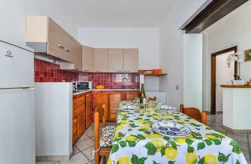 Marmi House | Holiday Home 'Vicino Alla Spiaggia - Procchio' with Shared Garden