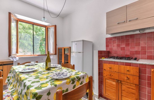 Marmi House | Holiday Home 'Vicino Alla Spiaggia - Procchio' with Shared Garden