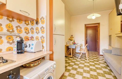 Borghetto Santo Spirito Apartment | Il Rifugio - Town Center Flat with Balcony, Borghetto Santo Spirito, Italy