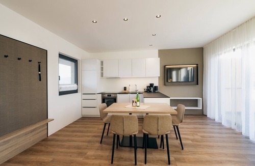 Berg/Monte Apartment | Apartment Weingut Gasshof Heindl with Mountain View, Pool and Sauna