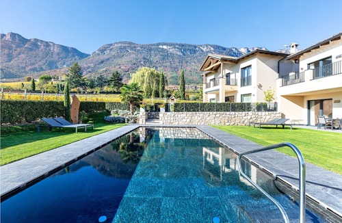 Berg/Monte Apartment | Apartment Weingut Gasshof Heindl with Mountain View, Pool and Sauna