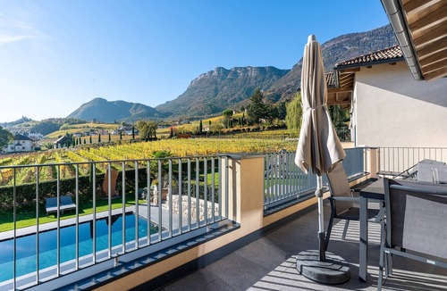 Berg/Monte Apartment | Apartment Weingut Gasshof Heindl with Mountain View, Pool and Sauna