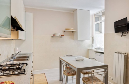 Luni Mare Apartment | Luni Mare Bright Terrace Flat With Parking