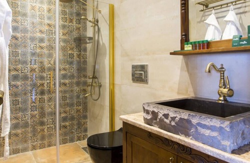 Orhangazi House | Luxurious Suits Surrounded by Nature with Jacuzzi & Shared Pool in Bursa