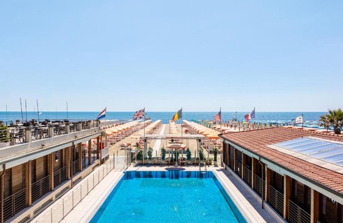 Lido di Camaiore Apartment | Marea Beachfront - Family Retreat - Exclusive Beach Stay