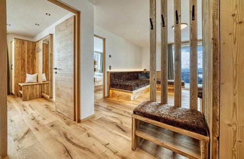 Avelengo Apartment | Modern Apartment with 2 Bedrooms & Panoramic Views – Apis