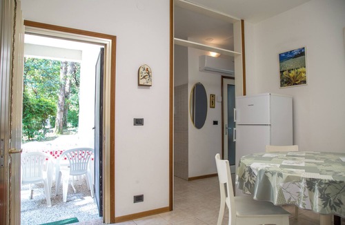 Eraclea Mare House | Pine-front bungalow steps from the beach