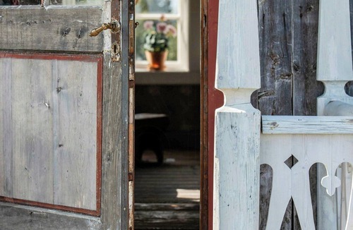 Hamar Municipality House | Restored smallholder's house from 1864 on Helgøya