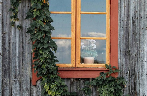 Hamar Municipality House | Restored smallholder's house from 1864 on Helgøya