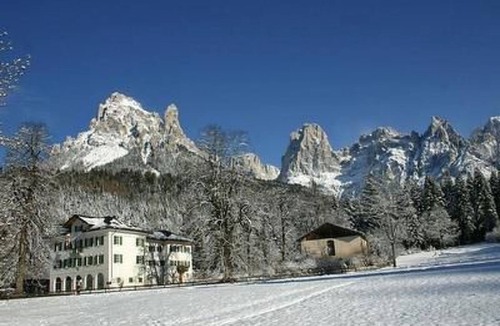 Mezzano House | Romantisches Chalet in den Wiesen der Dolomiten by Interhome