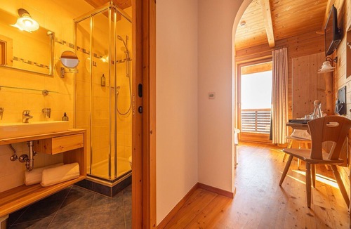 Bressanone Apartment | Room 'Panorama Room 6' with Shared Terrace, Shared Garden and Wi-Fi