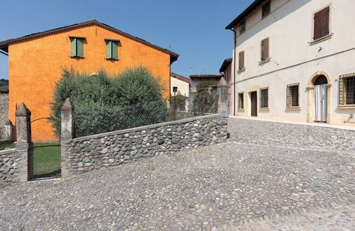 Monzambano Apartment | Room 'Rosa' with Shared Garden, Wi-Fi and Air Conditioning