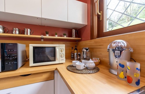 Montevecchia Apartment | 'Rosmarino' Room with Mountain View, Wi-Fi and Air Conditioning