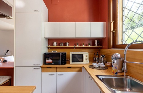 Montevecchia Apartment | 'Rosmarino' Room with Mountain View, Wi-Fi and Air Conditioning
