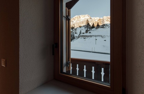 Livinallongo del Col di Lana Apartment | Sas Ciapel Apartment with Mountain Views, Shared Terrace and Wi-Fi