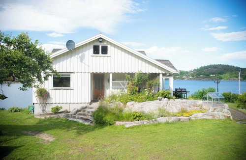 Porsgrunn House | Sea view and idyll in charming island cabin