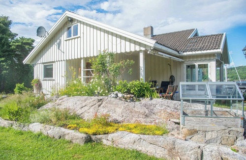 Porsgrunn House | Sea view and idyll in charming island cabin