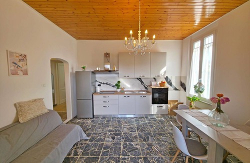 Ronchi Apartment | Seaside Retreat: Modern Flat w/Garden & Bikes