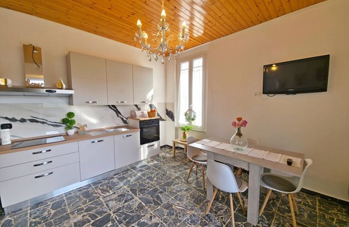 Ronchi Apartment | Seaside Retreat: Modern Flat w/Garden & Bikes