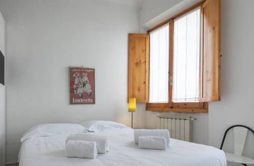 Sant' Ambrogio Apartment | Spacious and bright studio apartment in Santa Croce