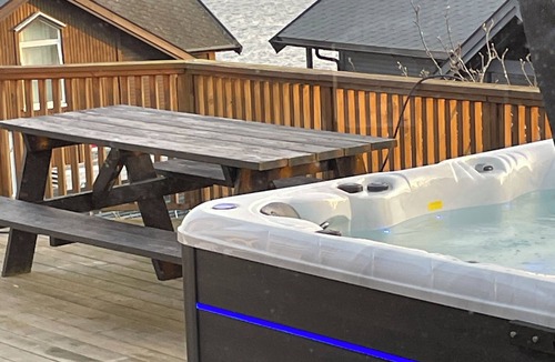 Steinsland Cabin | Spacious seaside cabin with hot tub and sauna – sleeps 11