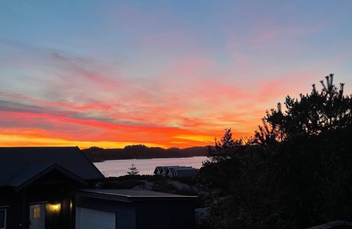 Steinsland Cabin | Spacious seaside cabin with hot tub and sauna – sleeps 11