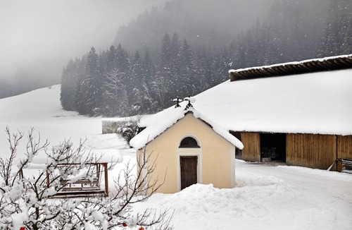 Valle San Silvestro Apartment | Studio Apartment 'Untersinnerhof Apt Herbst' with Mountain View, Shared Garden and Wi-Fi