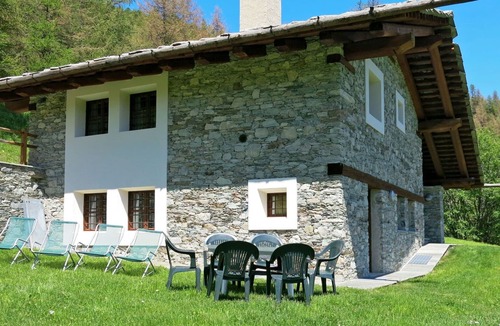 Sampeyre House | Stunning private villa for 9 people with TV, patio and parking