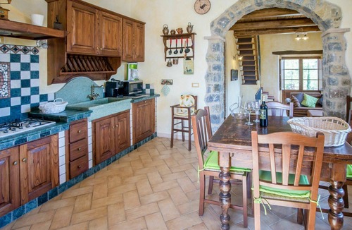 Seggiano House | Stunning private villa with private pool, WIFI, hot tub, TV, patio, pets allowed and panoramic v.