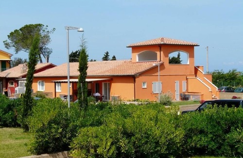 Puntone Apartment | Unterkunft am Strand, Schwimmbad, AC, private Terrasse by Interhome