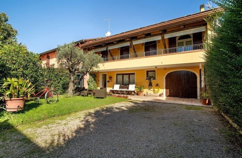 Mirano Apartment | 'Verde' Room with Shared Garden, Wi-Fi and Air Conditioning