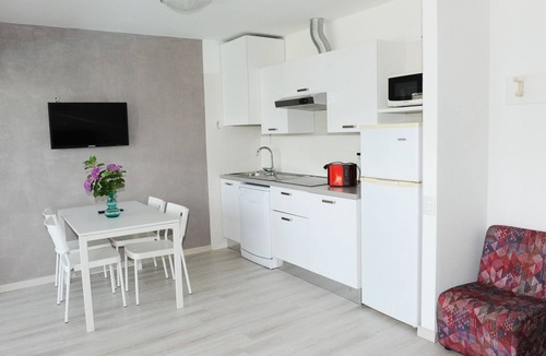 Campagnola Apartment | Zwei-Zimmer-Wohnung mit Seeblick, Grill und Gemeinschaftspool by Interhome
