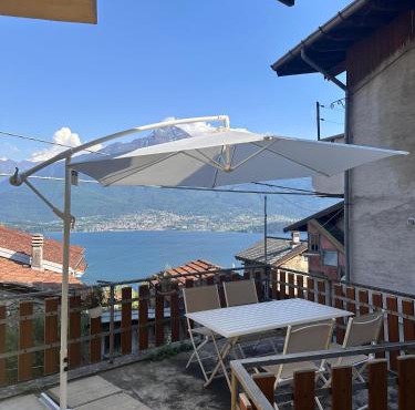 A Window on Lake Como - Cozy House with View