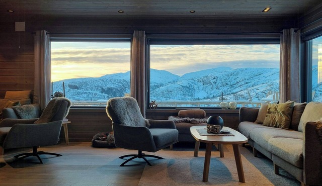 Accessible cabin with views by Lake Bergevann
