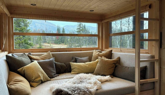 Ål cabin with views of marshland and mountains
