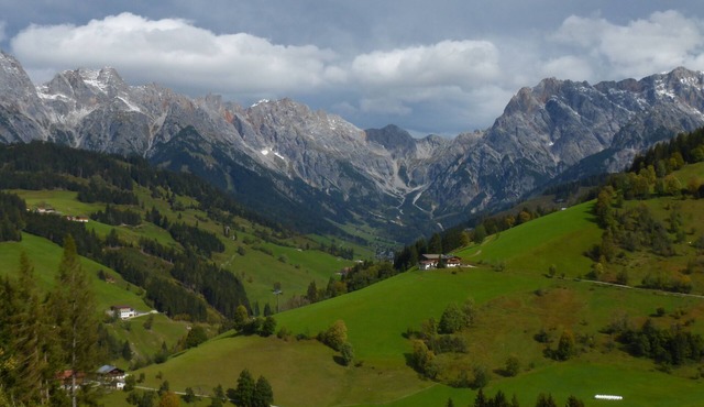 Alpine apartment with mountain views, pool & close to the ski slopes