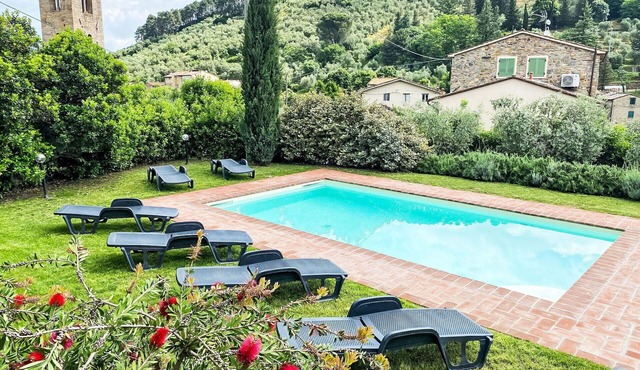 Beautiful private villa for 10 people with private pool, WIFI, TV, balcony and pets allowed