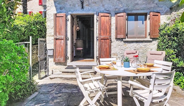 Beautiful villa for 4 guests with WIFI, patio and pets allowed