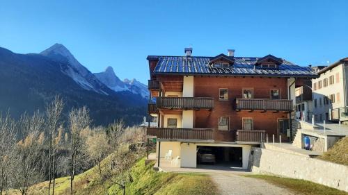 CAMPO BASE CADORE MONOLOCALE MANSARDA con park auto e garage moto