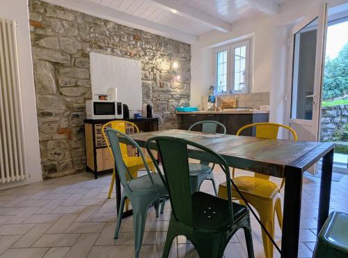 Casa colore intera casa nel borgo antico