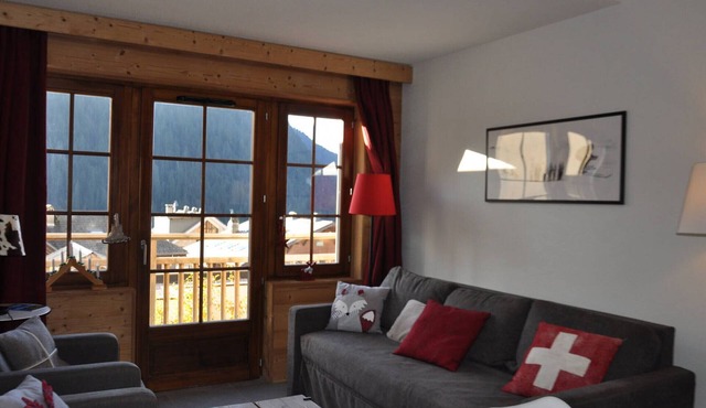 Central Châtel apartment with balcony and pool access