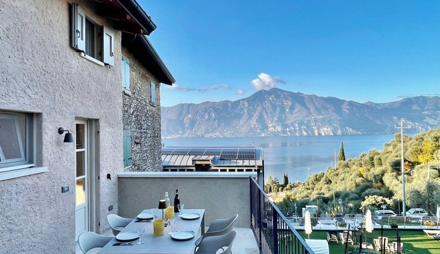 Charming cottage with lake view and garden