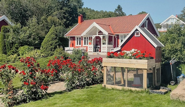 Charming red house at Sandvika beach, Sande