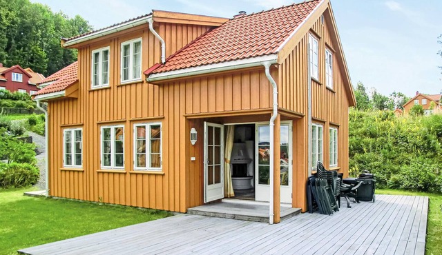 Cozy home in Risør with sauna