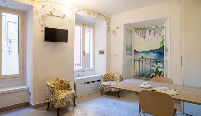 Cozy studio apartment of approximately 30 square meters, perfect for two people, located on the ground floor of a building (accessible via a few steps).The property is located in Argegno, a charming village on the western shore of Lake Como, in a well-se