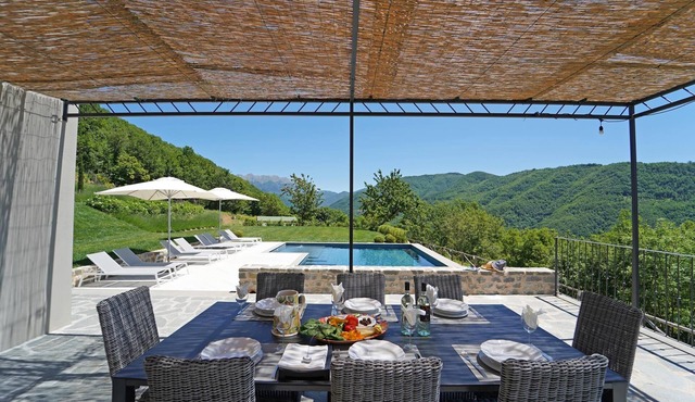 * LAST MINUTE * VILLA VITTORIA (sleeps 8), by Villas & Retreats: Pool, A/C, Wi-Fi, BBQ